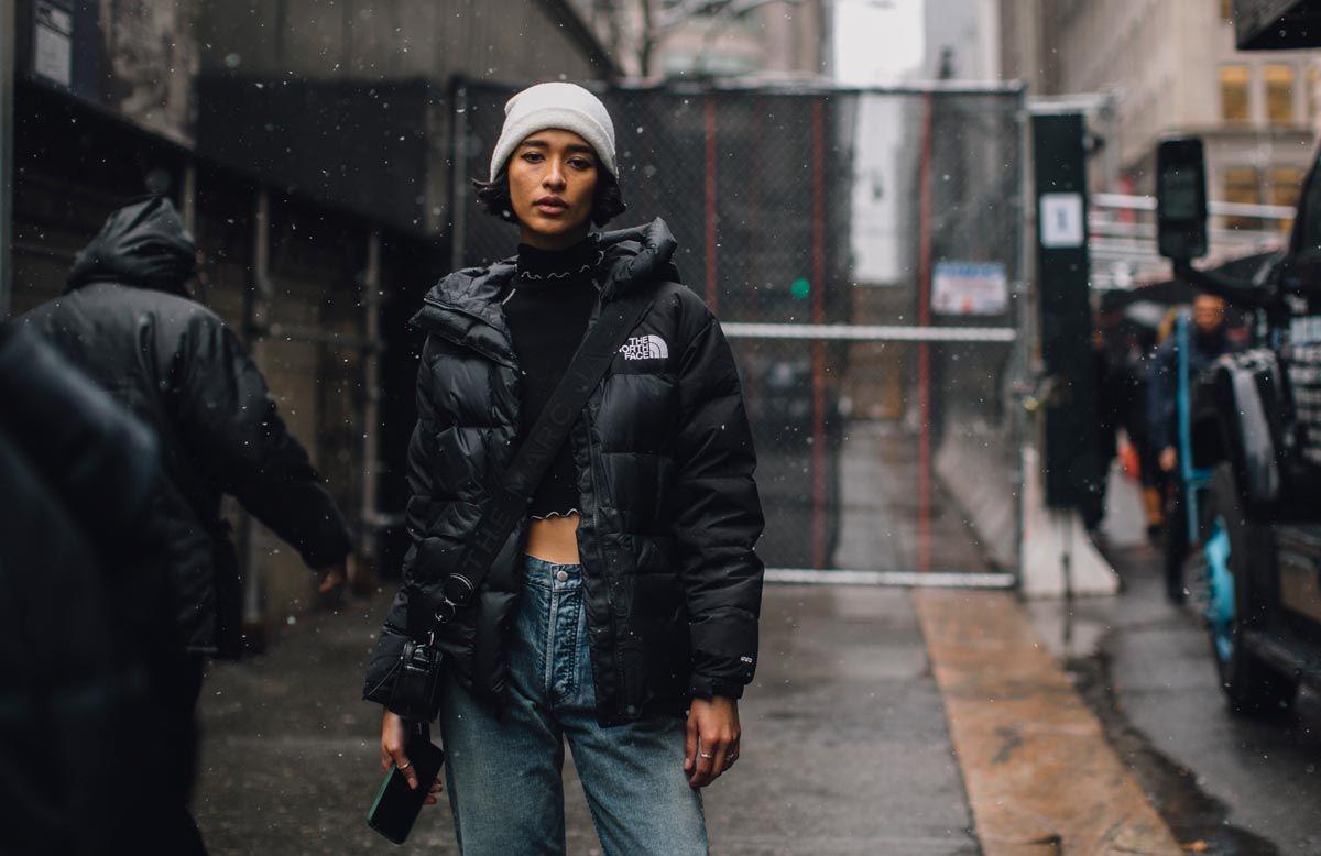 Look con plumífero de The North Face visto en el 'street style' de Nueva York