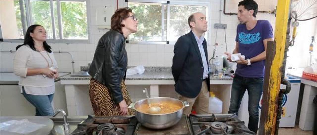 Las concejalas de Educación y de Infraestructuras, junto al alcalde Echávarri, en las oxidadas cocinas del Santo Ángel con el director