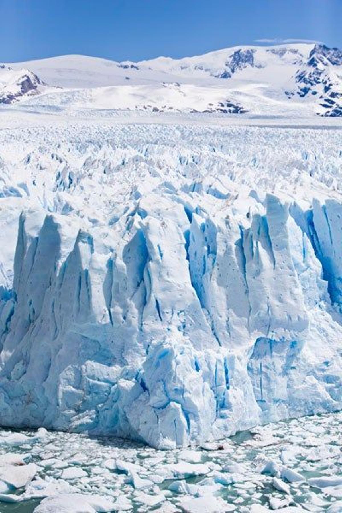 El Perito Moreno es el glaciar más famoso del mundo y una de las principales atracciones turísticas de Argentina.