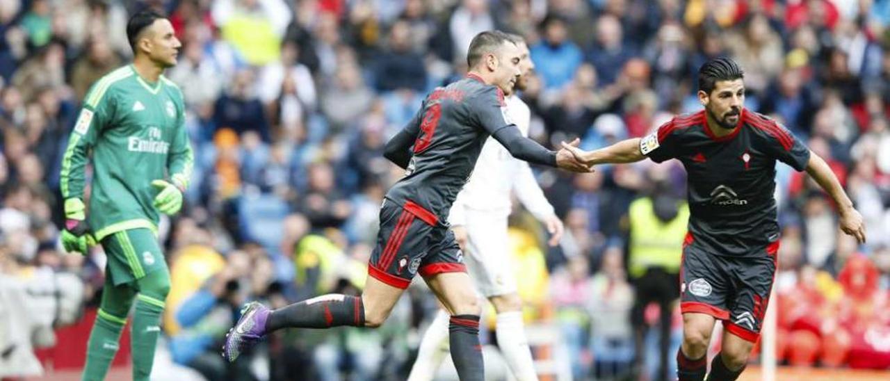 Aspas y Nolito se felicitan tras el único gol del Celta en el Bernabéu. // LOF