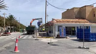 Costas comienza el derribo de dos históricos chiringuitos de la playa de Babilonia en Guardamar