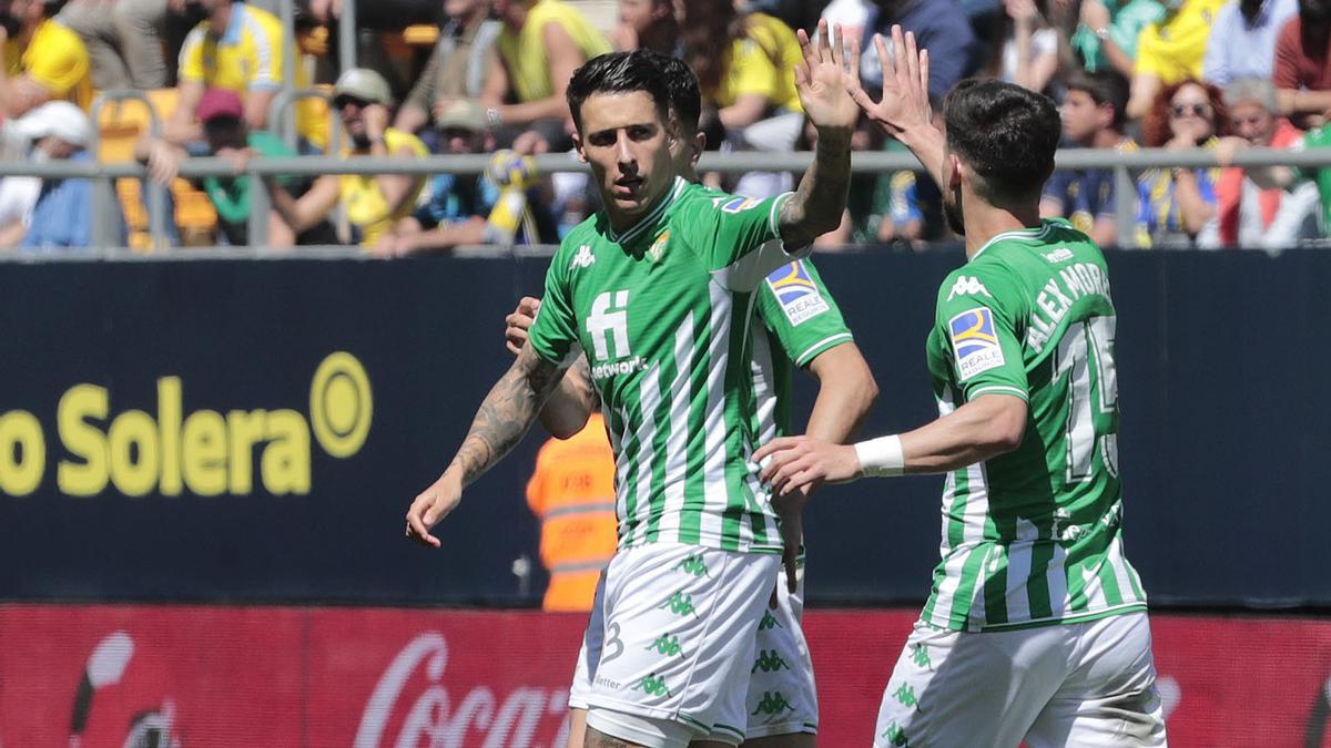 El delantero del Betis Tello celebra con su compañero, Alex Moreno su gol ante el Cádiz durante el partido de LaLiga.