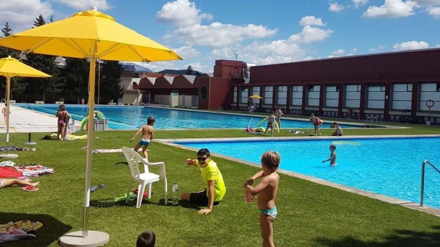 Usuaris a la piscina municipal de Solsona