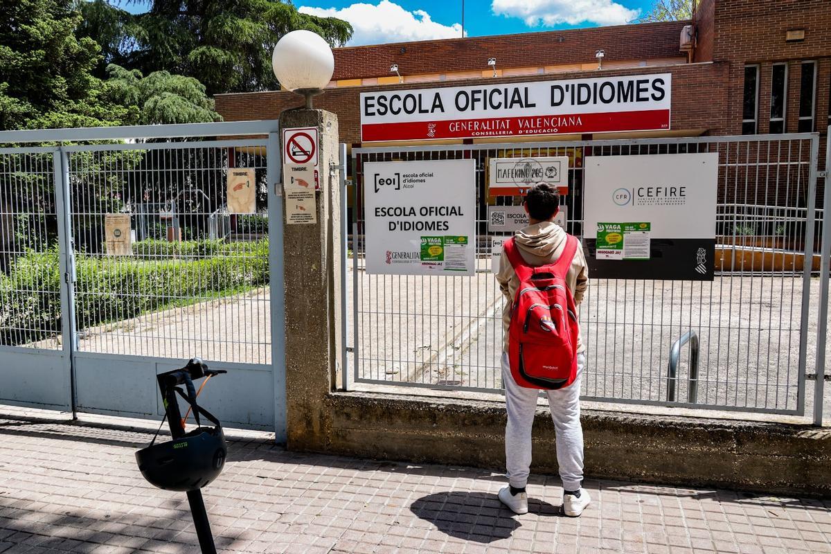 La Escuela Oficial de Idiomas alberga de forma provisional las clases de Secundaria del IES Sempere