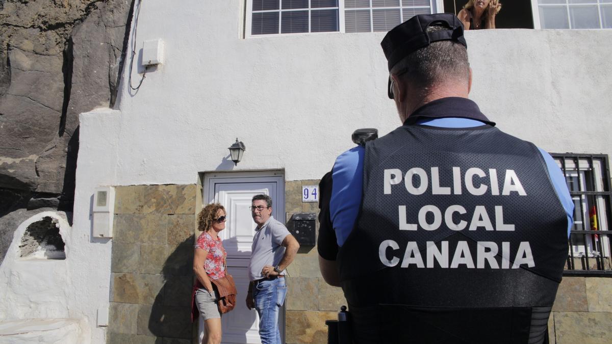 Policía Local de Güímar en el desalojo parcial del núcleo de Santa Lucía.