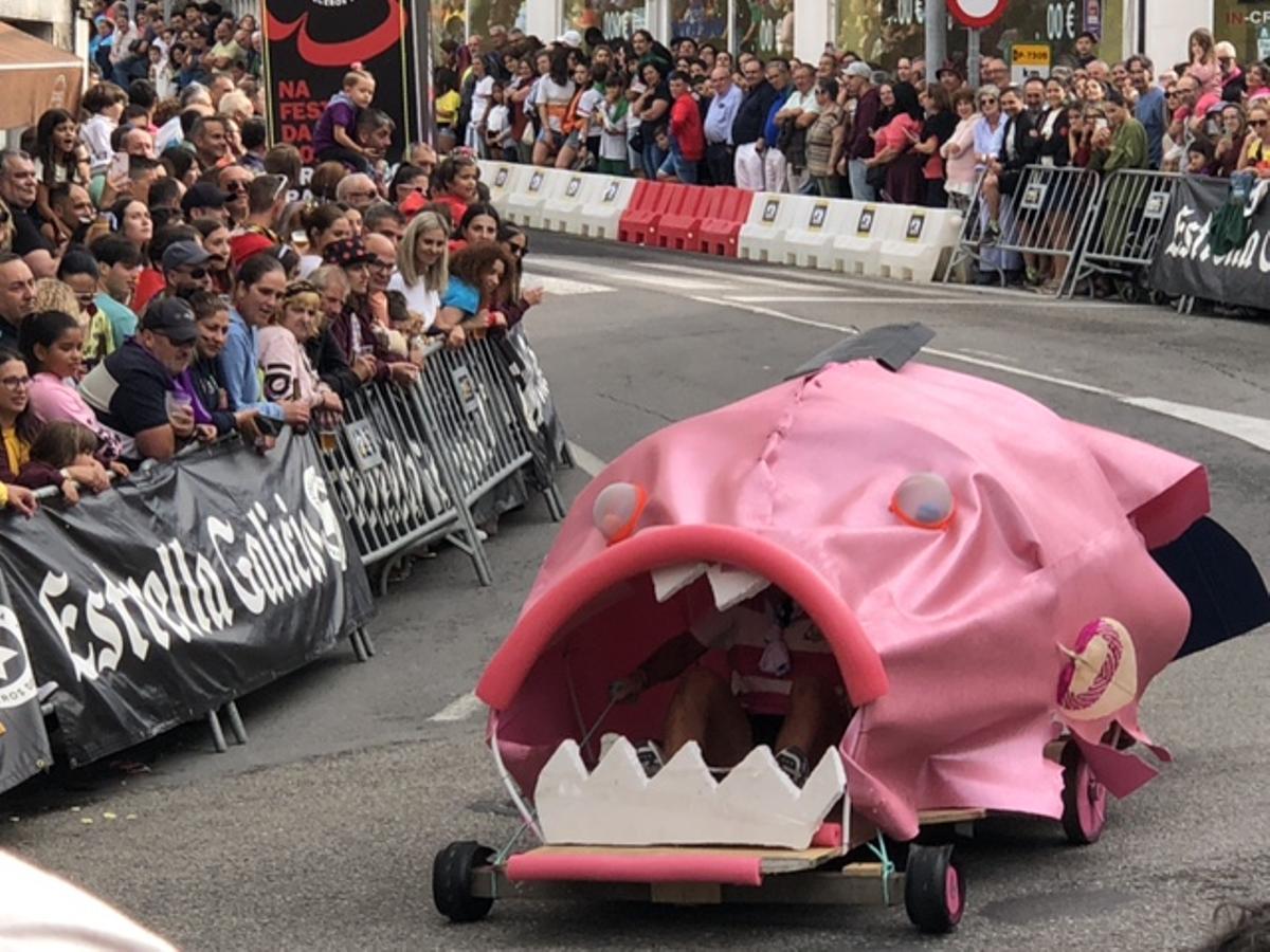 Cuesta abajo... con frenos: la Festa da Dorna de Ribeira avanza a rebufo de las carrilanas