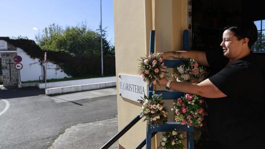 Las visitas a los difuntos se adelantan, los cementerios de Gijón reciben a los primeros familiares para llevar flores