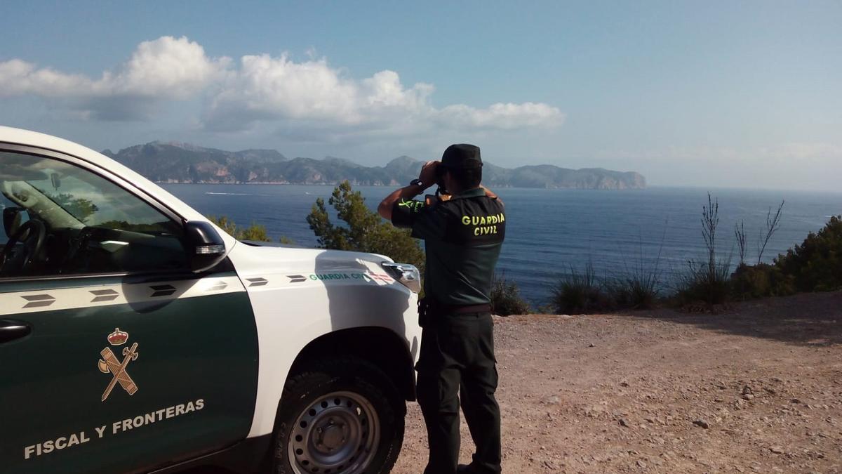 Ein Beamter der Guardia Civil hält nach Flüchtlingsbooten Ausschau.