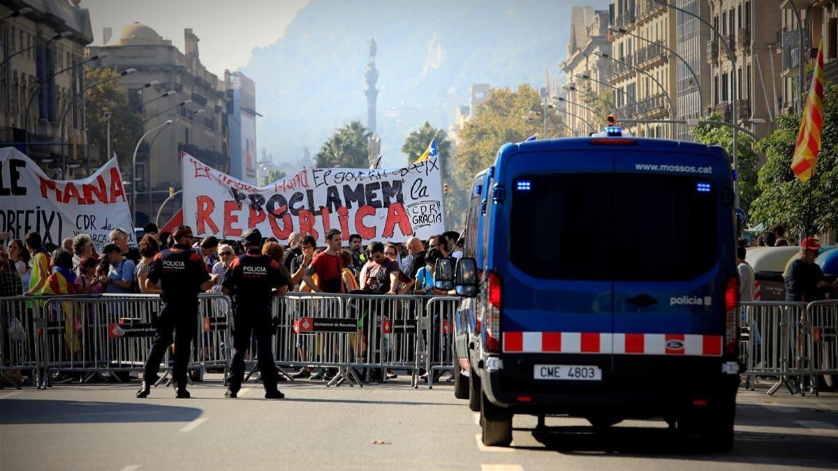 Manifestantes independentistas alrededor de la ciutadella.