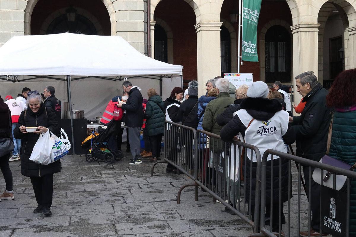 GALERÍA | Sanantonada de Azayca en la Plaza Mayor: agotados todos los platos
