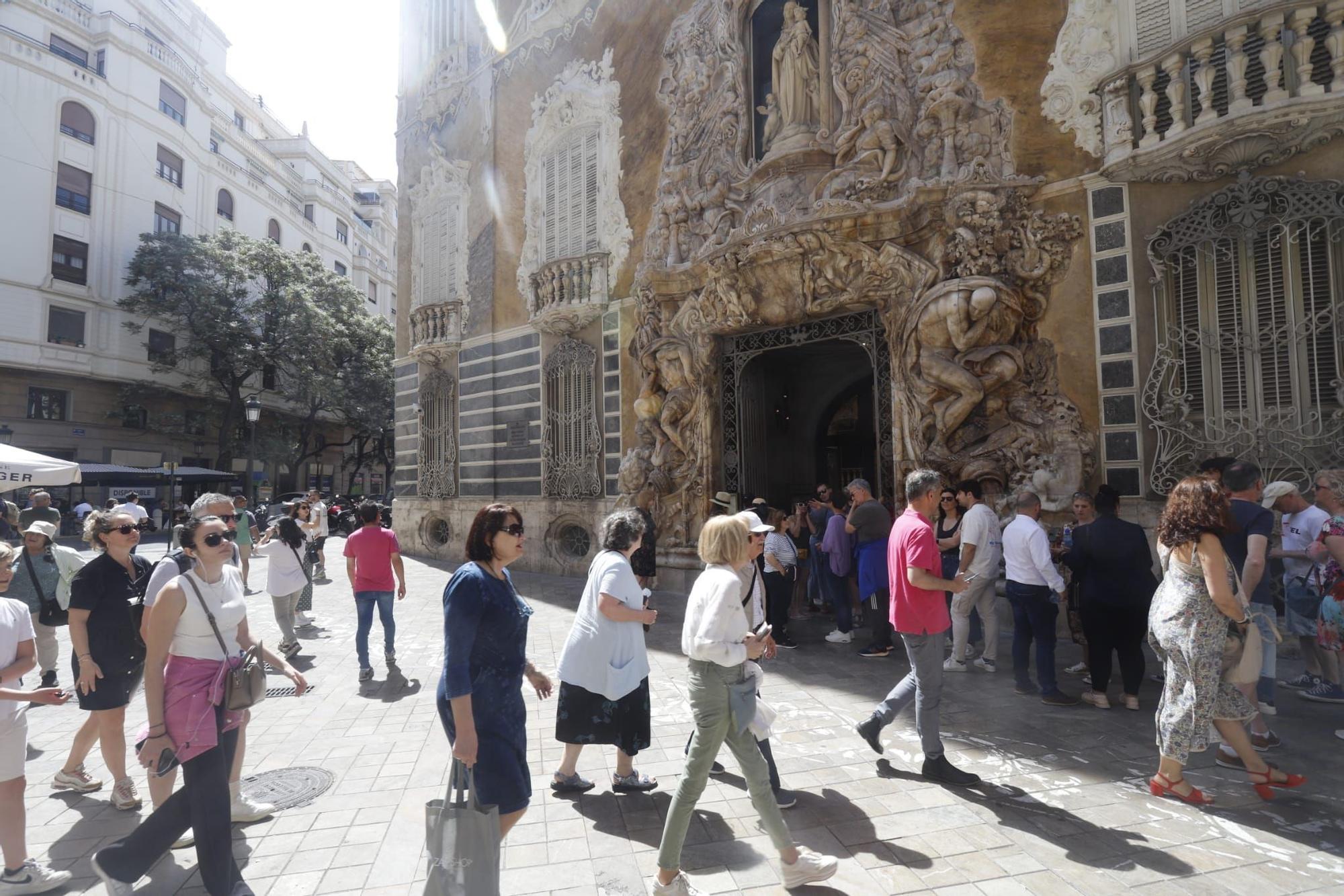 València a rebosar de gente en el fin de semana previo al puente del 1 de mayo