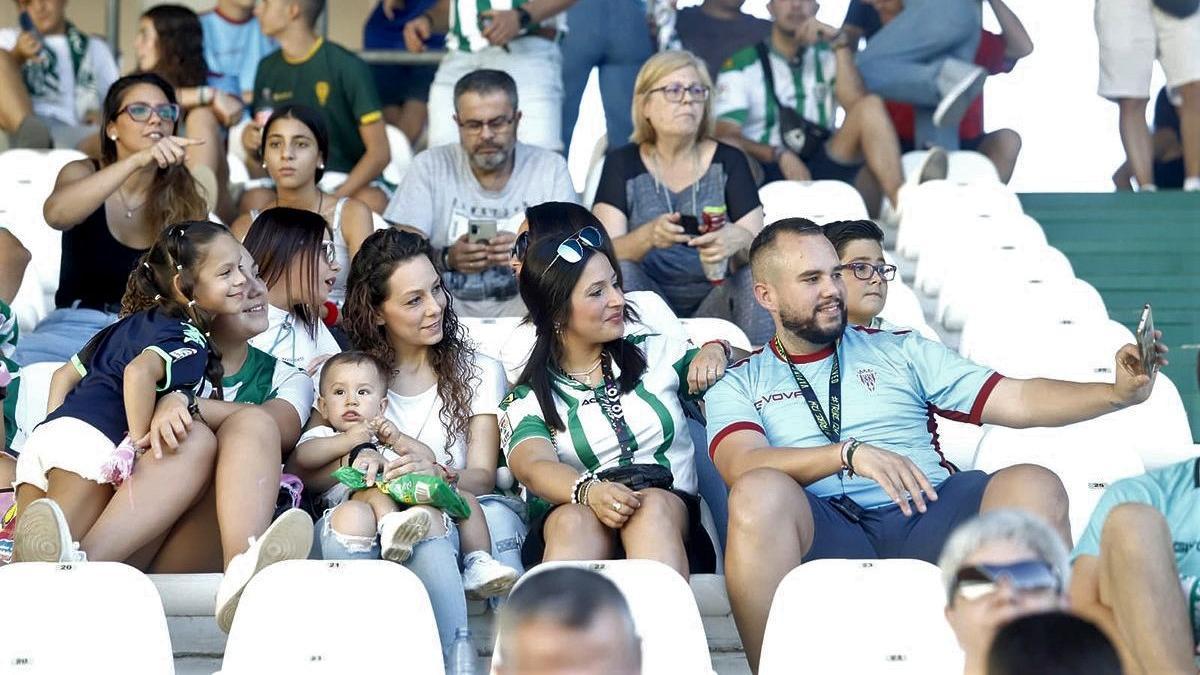 Aficionados del Córdoba CF en un partido de esta temporada en El Arcángel.