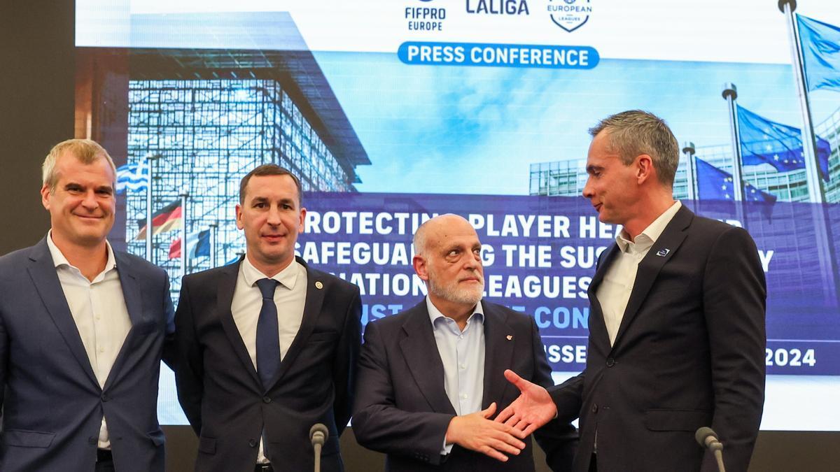 De izquierda a derecha: Mathieu Moreuil, director de Relaxiones Exteriores de la Premier League; David Terrier, presidente de FIFPro Europa; Javier Tebas, presidente de LaLiga; y Lorin Parys, CEO de la Belgian Pro League; en la presentación de la demanda contra la FIFA.