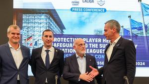 De izquierda a derecha: Mathieu Moreuil, director de Relaxiones Exteriores de la Premier League; David Terrier, presidente de FIFPro Europa; Javier Tebas, presidente de LaLiga; y Lorin Parys, CEO de la Belgian Pro League; en la presentación de la demanda contra la FIFA.