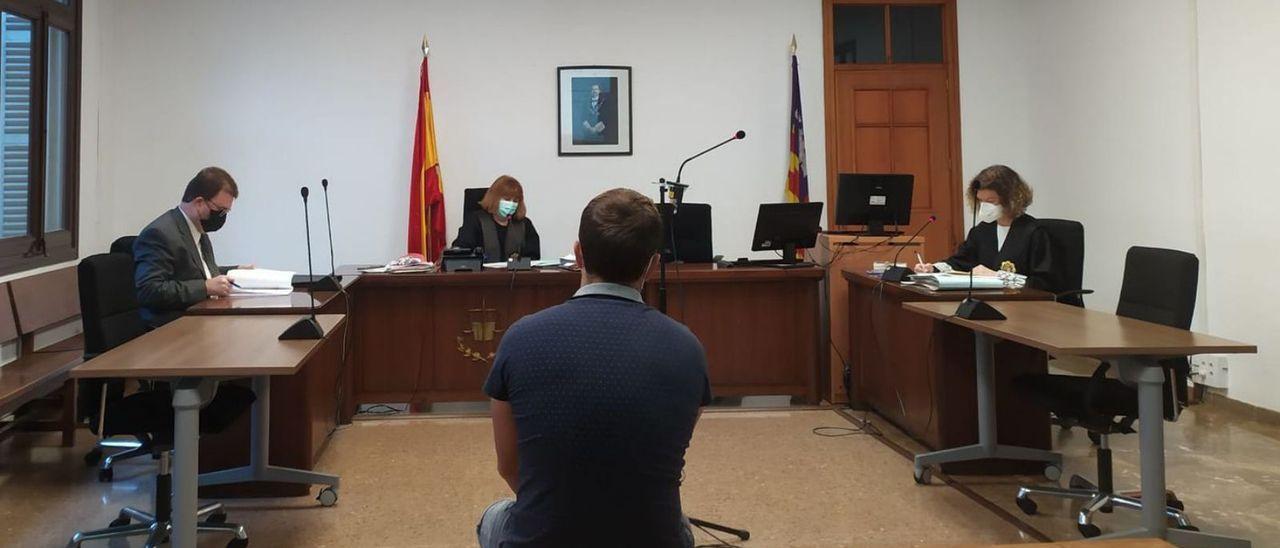 El acusado, ayer durante el juicio celebrado en un juzgado de lo penal de Palma