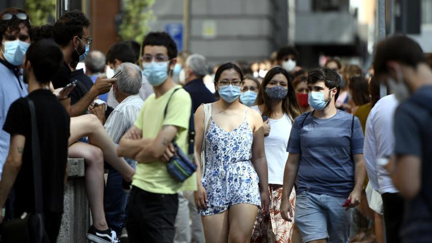 Gent amb mascareta pel centre de la ciutat de Madrid