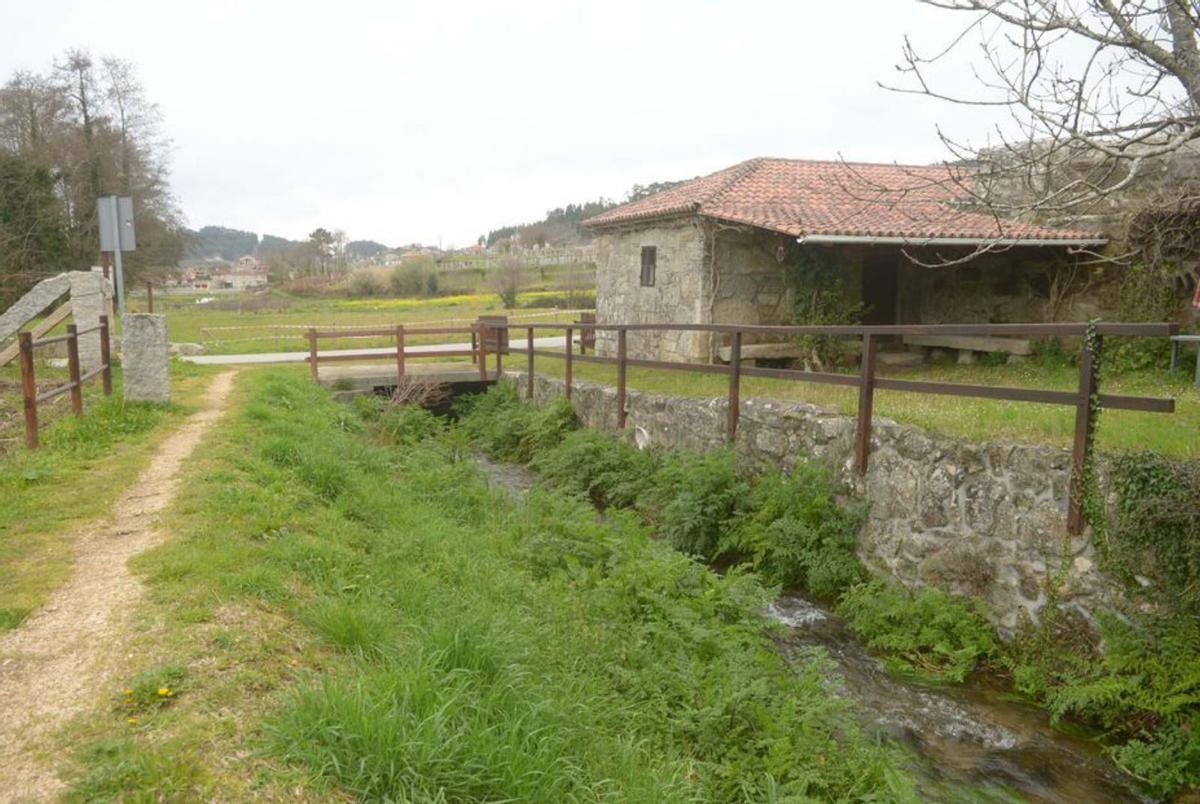 Uno de los molinos de Lores en Meaño.   | // NOÉ PARGA