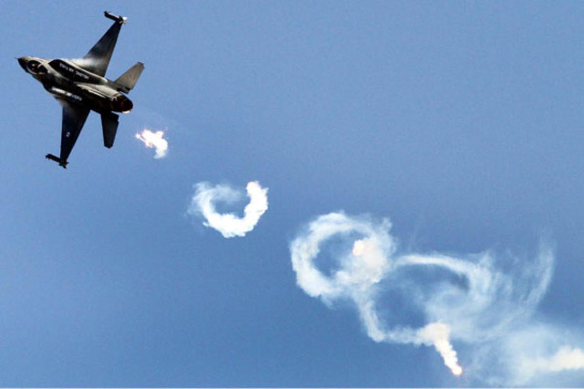 Un caça bombarder de les forces aèries gregues fa un vol d’exhibició durant un festival aeri a la base de Tanagra a Atenes (Grècia) aquest diumenge.
