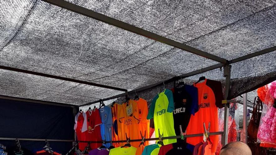 Detienen a siete personas por vender prendas deportivas falsificadas en Denia