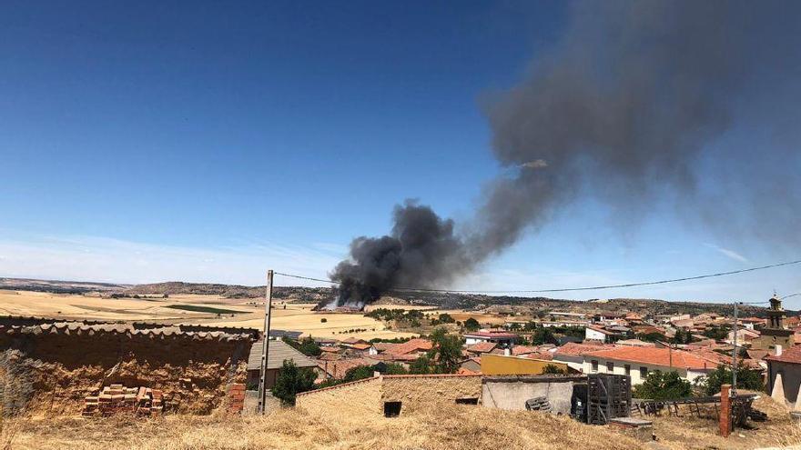 Columna del humo del incendio de Sanzoles