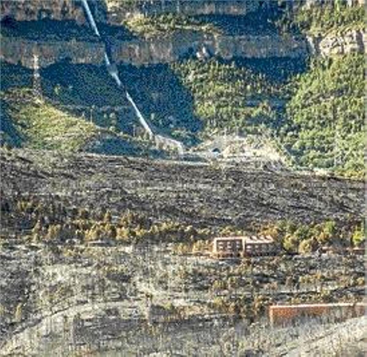 El fuego llegó hastas las puertas de la central de la Muela.