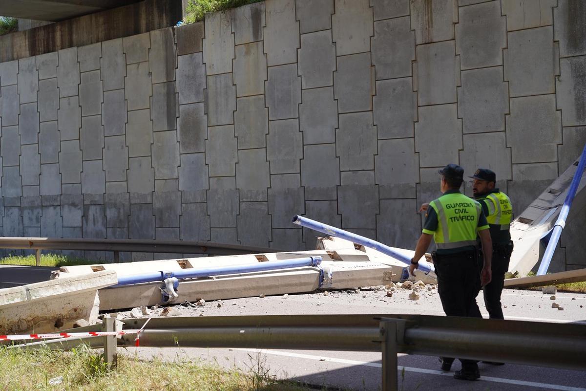 GALERÍA | Cae parte de la estructura de un puente sobre la N-122 en Villagodio GALERÍA | Cae parte de la estructura de un puente sobre la N-122 en Villagodio