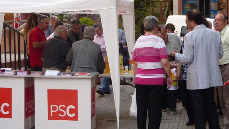 A la dreta, Pere Casellas conversa amb uns veïns al barri del Juncària.