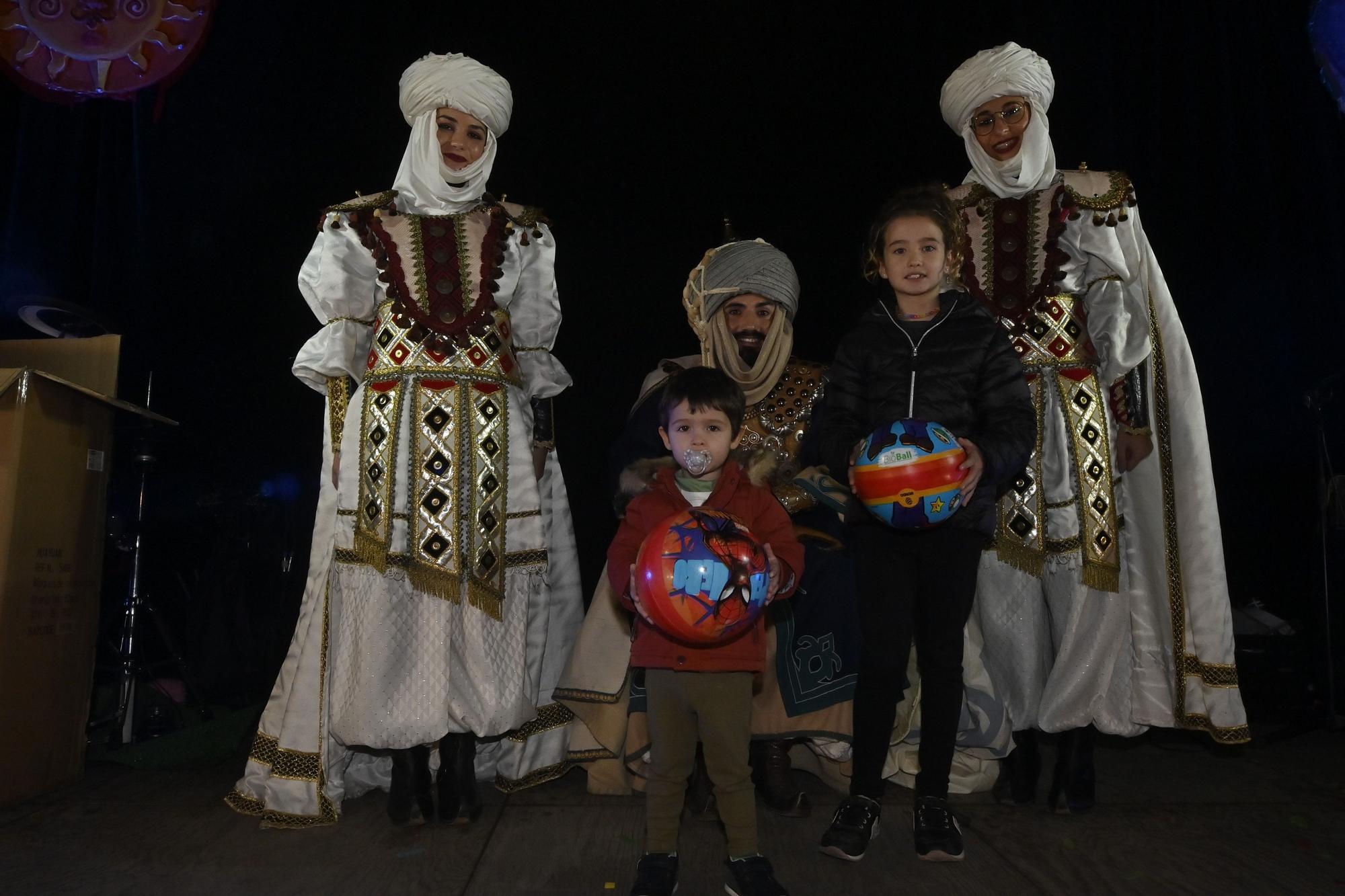 Los peques de Castelló entregan al Cartero Real las misivas con sus deseos. Encuentra tu foto.