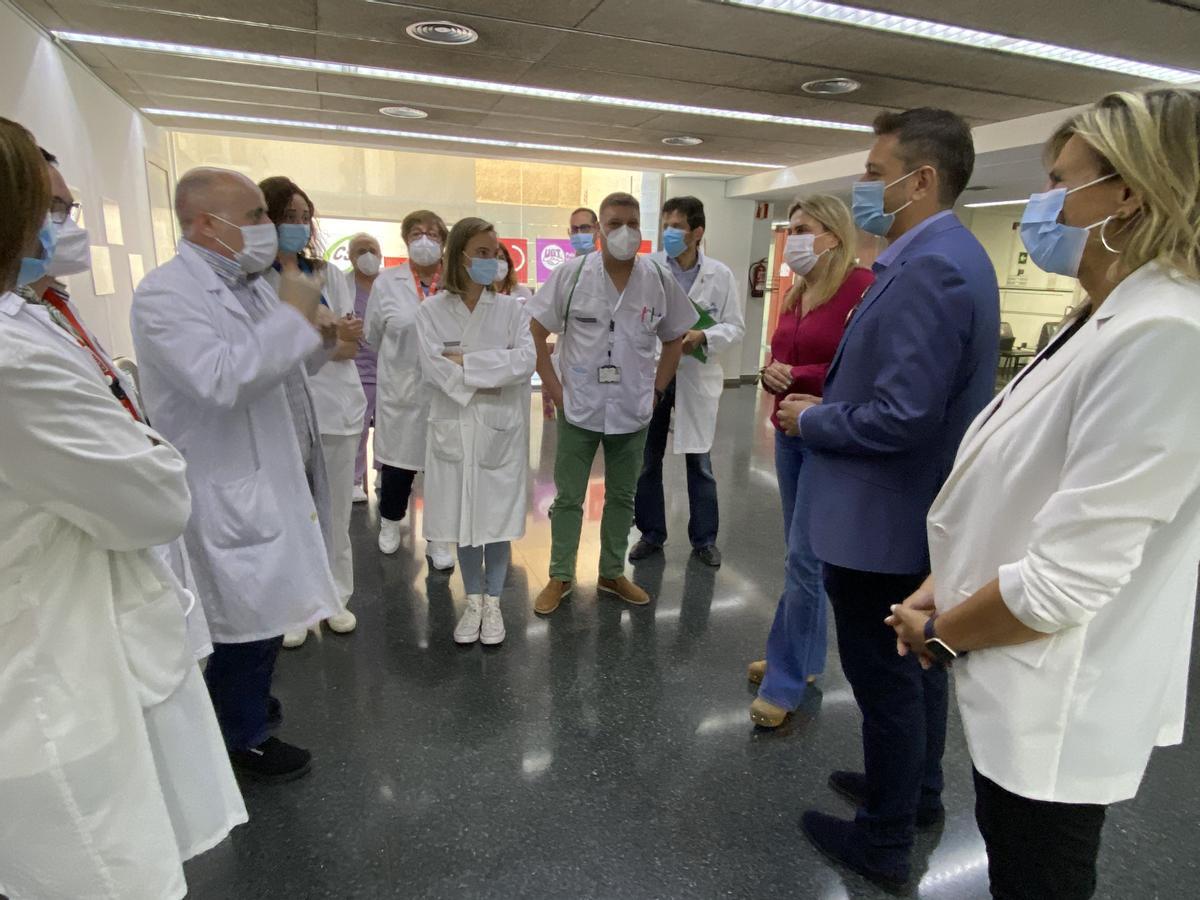 Dirigentes del PP junto a los sindicatos en el encierro de protesta del Hospital Provincial de Castelló.