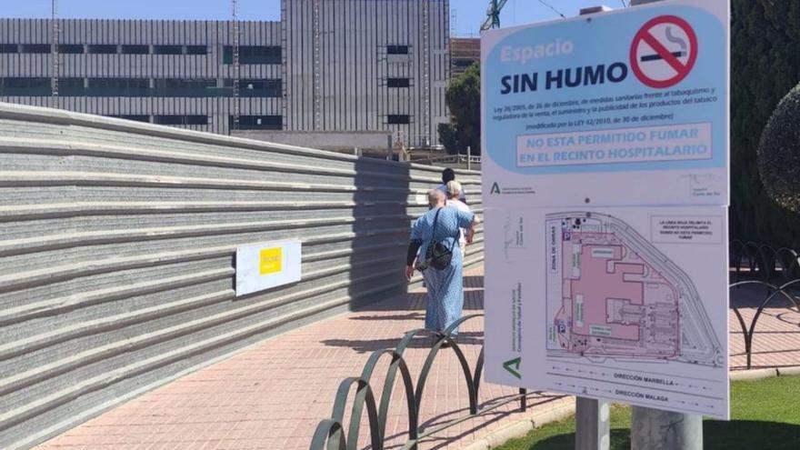 Cartel contra el tabaquismo en el exterior del hospital. | L.O.