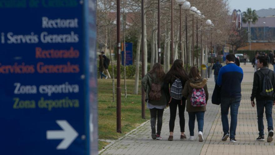 Rótulos en valenciano en el campus de la Universidad de Alicante.