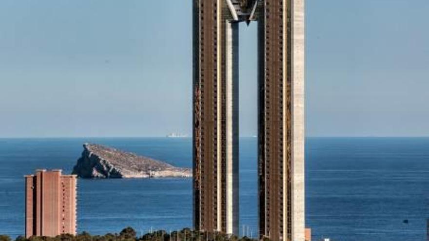 El rascacielos In Tempo domina el «skyline» de Benidorm.