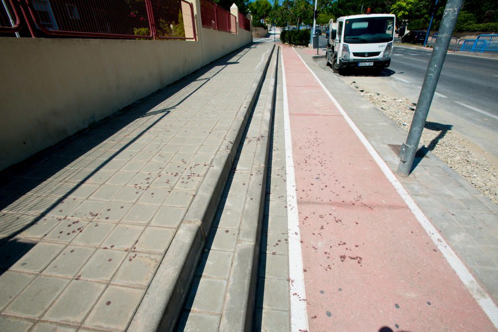 Los trabajadores han sido trasladados al hospital, dos con traumatismos en las piernas y otros dos con contusiones