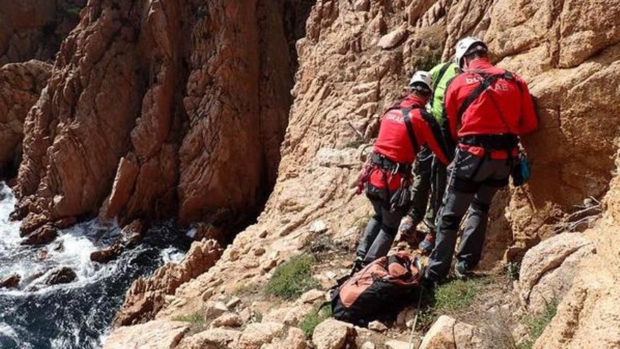 Efectius del Grae mentre ajudaven l&#039;escalador a Sant Feliu · Bombers de la Generalitat