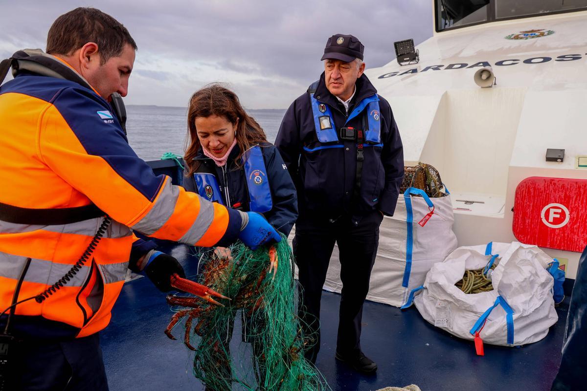 El director de Gardacostas, Juan Carlos Codesido, y la conselleira de Mar, Marta Villaverde.