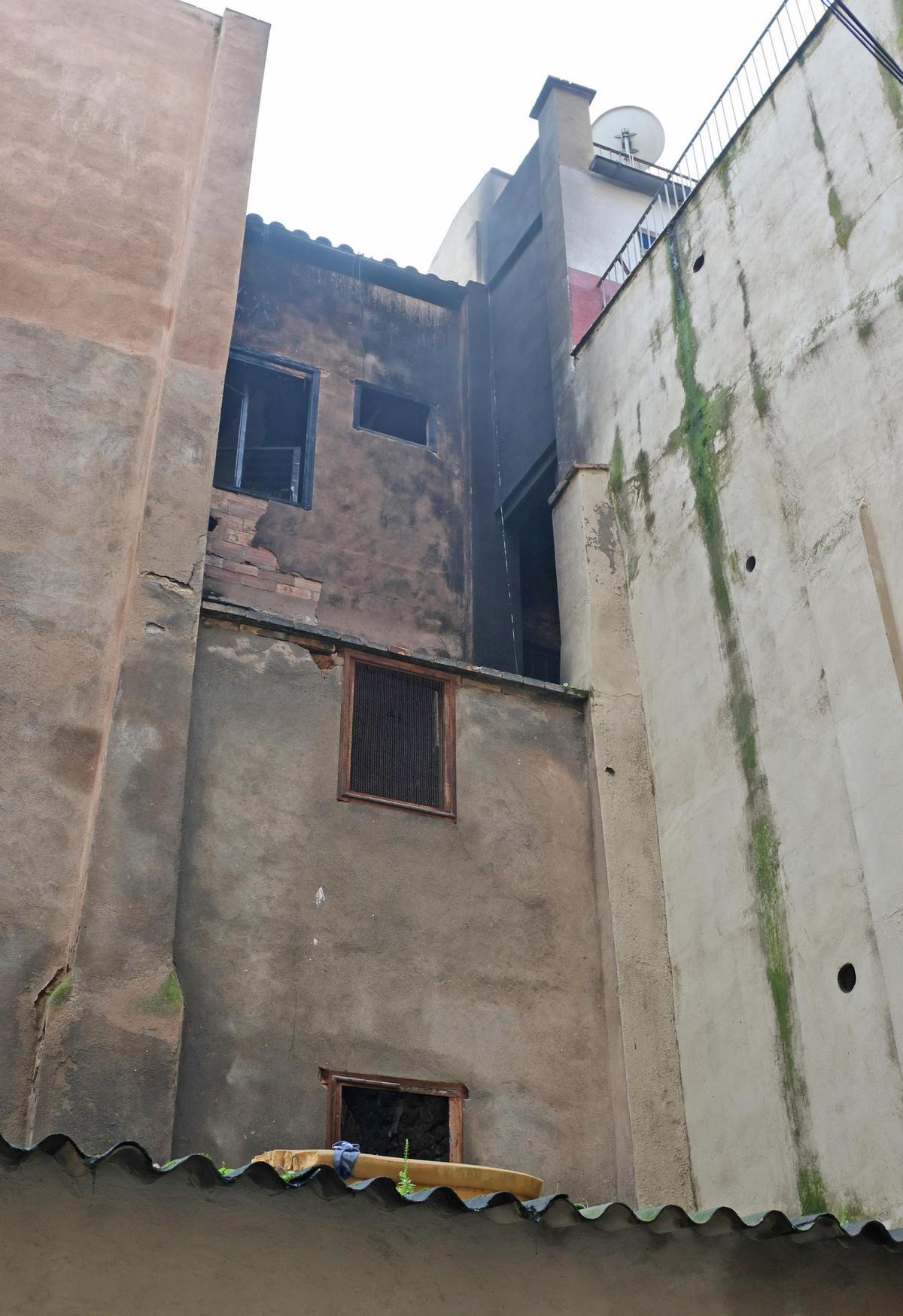 El dia després de l'incendi d'un habitatge del carrer Santa Llúcia de Manresa