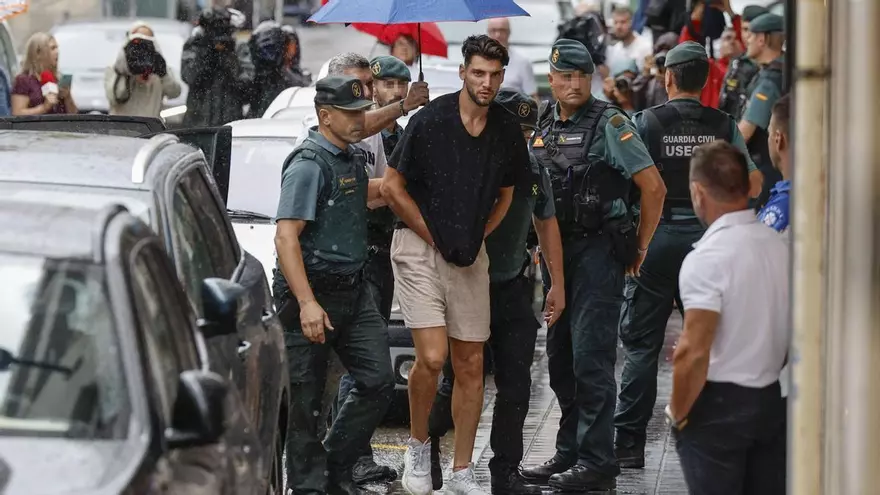 Rafa Mir, a les portes del jutjat de Llíria.