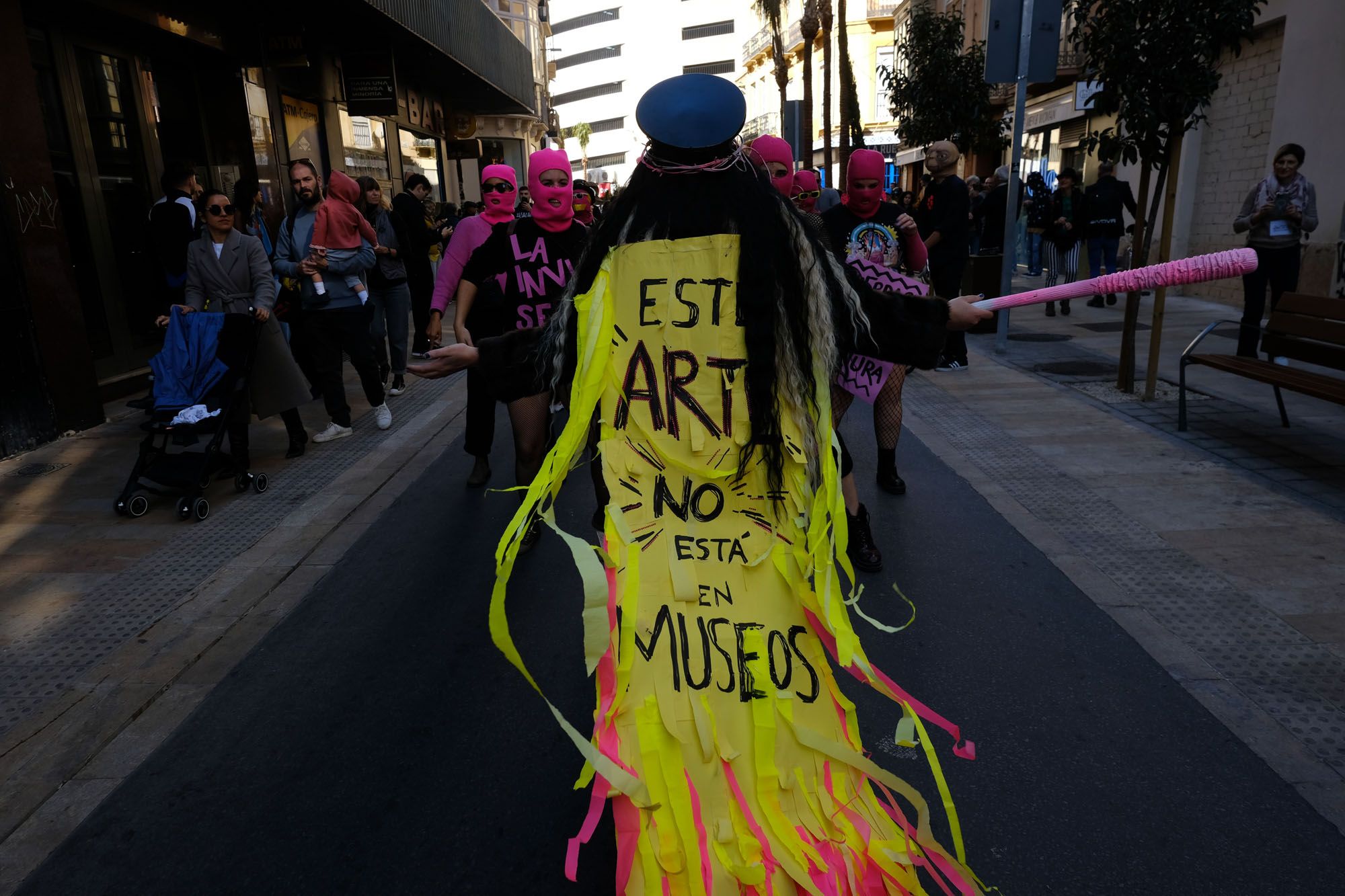 Manifestación en defensa de La Casa Invisible por las calles de Málaga.