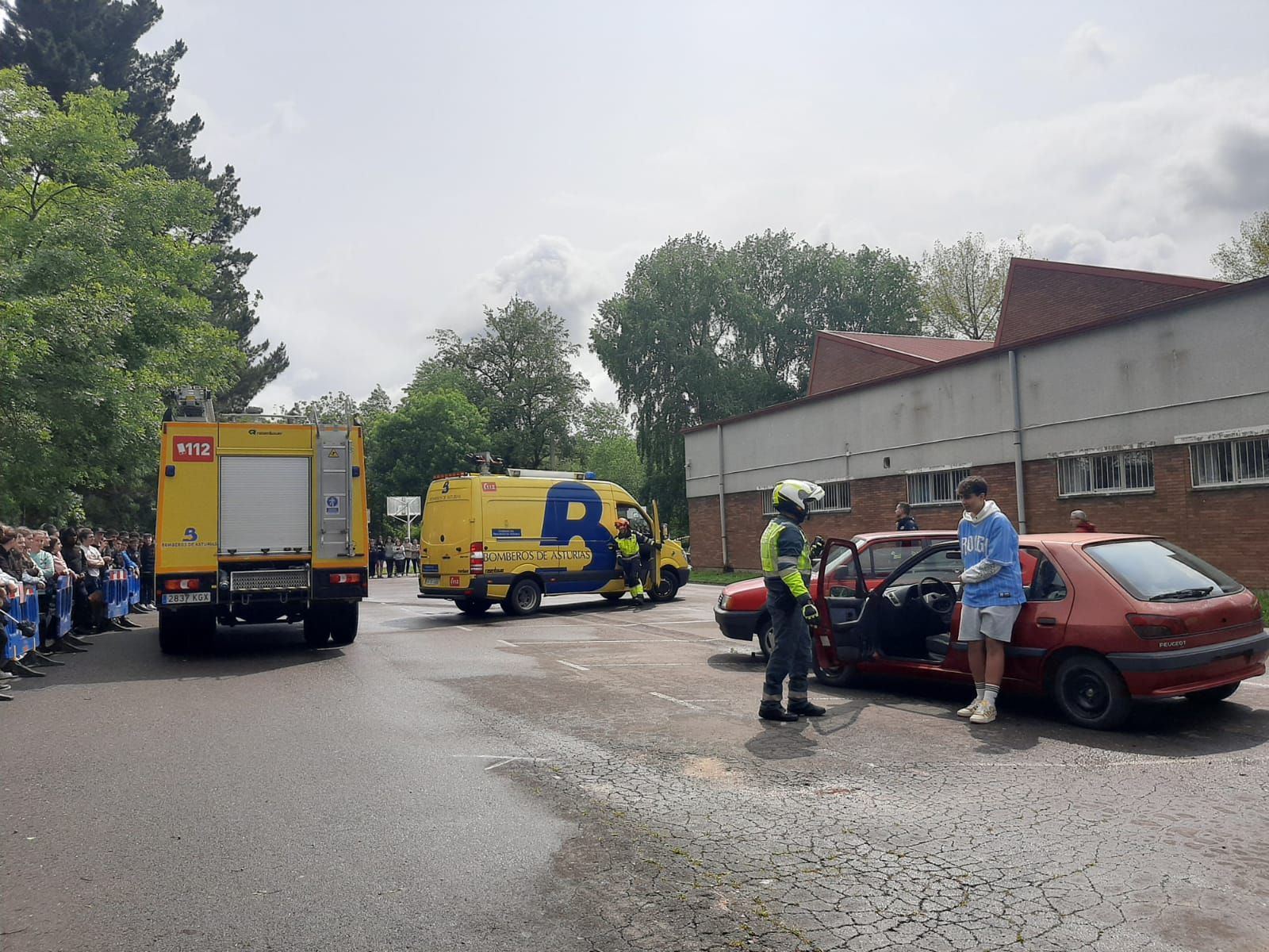 El IES de Noreña se examina de Emergencias: así ha sido el simulacro de accidente celebrado en el centro