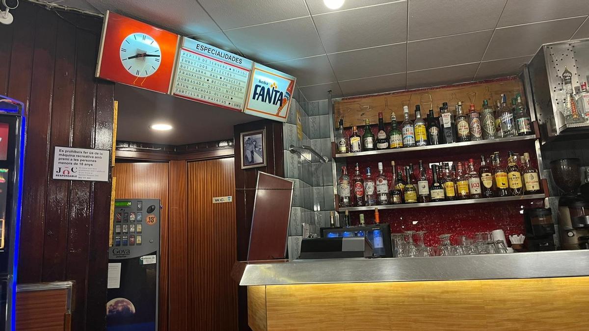 La barra de toda la vida junto al cartel retro de Fanta.