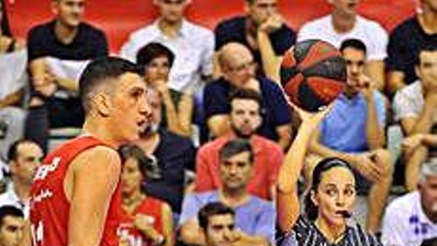 Yasmina Alcaraz, xiulant un partit de l&#039;ACB.