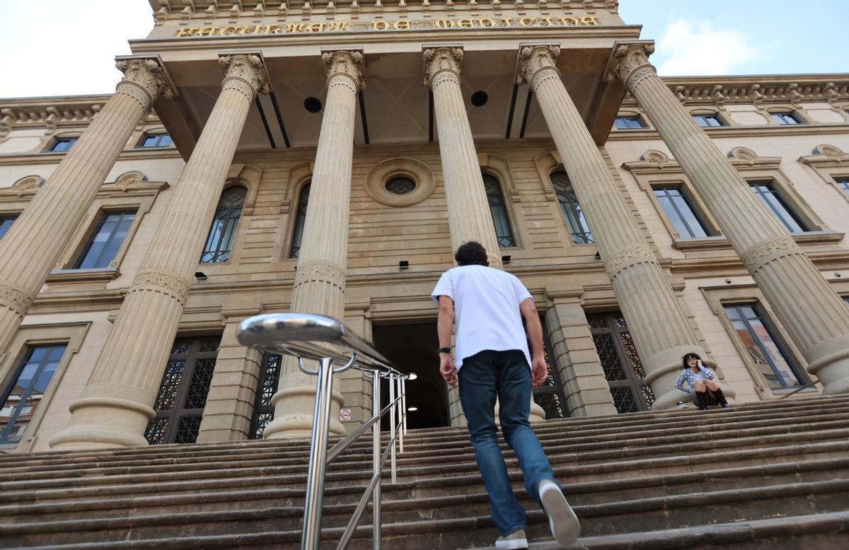 Un estudiante, entrando en la facultad de Medicina de la UB.