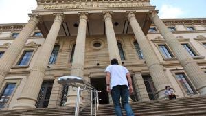 Un estudiante, entrando en la facultad de Medicina de la UB.