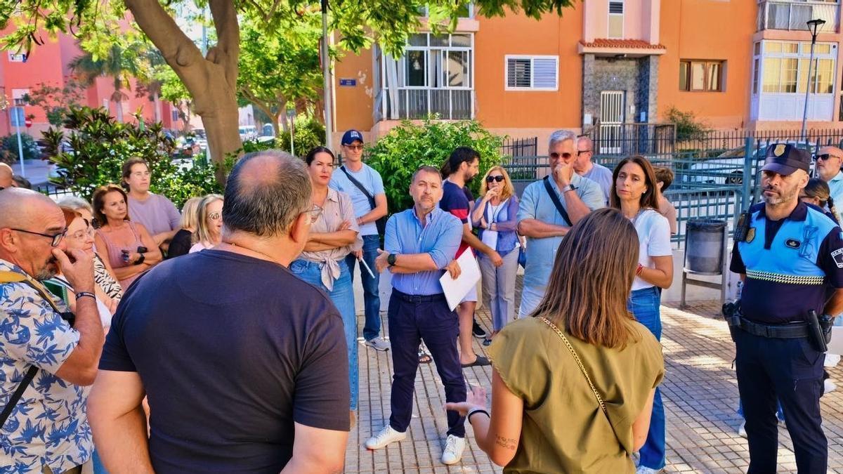 El alcalde de Santa Cruz se reúne con vecinos del barrio de Tío Pino para conocer sus demandas.