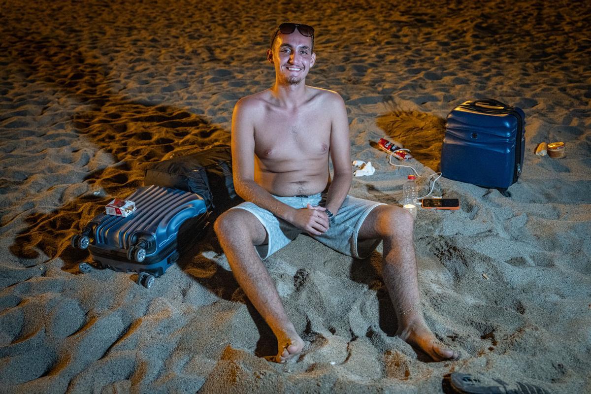 Mateos Rodríguez Ferrera, de 20 años, posa durante la entrevista. El joven pasará la noche en la playa de Barcelona para evitar pagar una noche de alojamiento antes de tomar un vuelo programado para las 6 de la mañana. A 6 de agosto de 2026. Sociedad. AUTOR: MANU MITRU