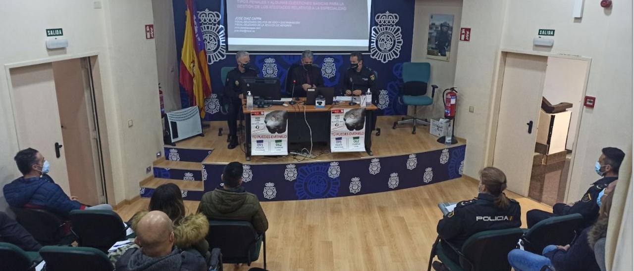 Policías de Ibiza en unas jornadas sobre delitos de odio