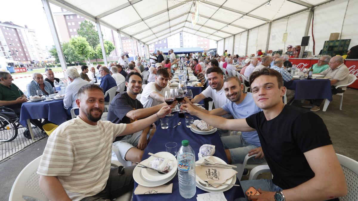 Los futbolistas durante la comida.