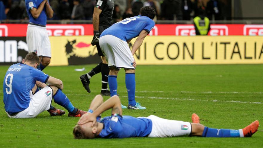 Los jugadores italianos, desolados tras el partido contra Suecia