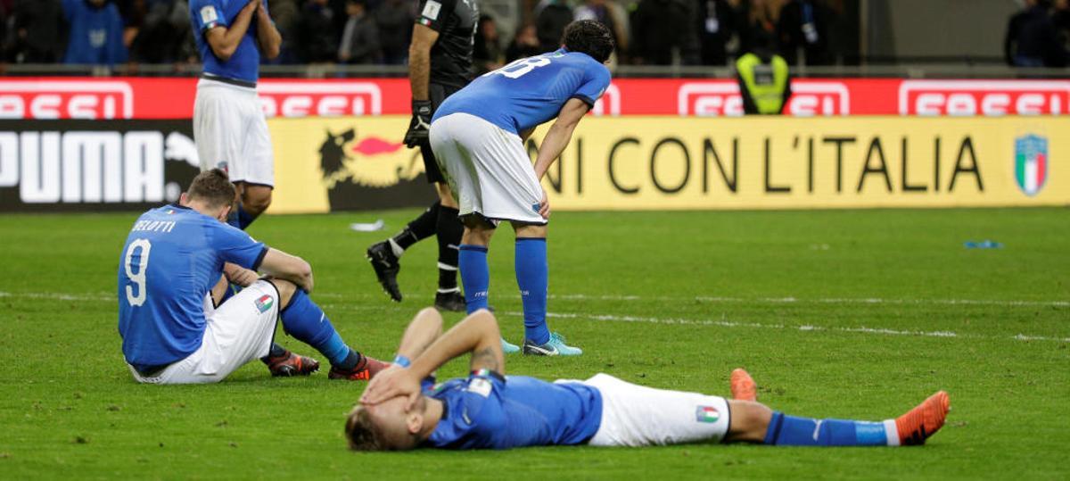 Los jugadores italianos, desolados tras el partido contra Suecia