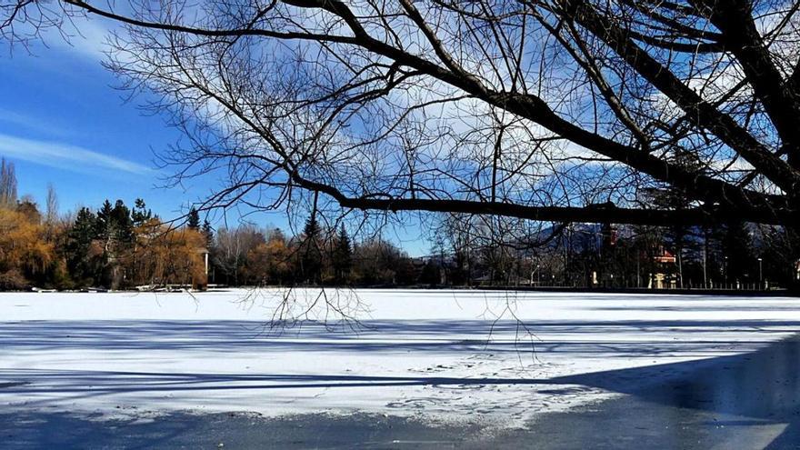 Un dels racons del llac de Puigcerdà gelat aquesta setmana amb petjades a la superfície